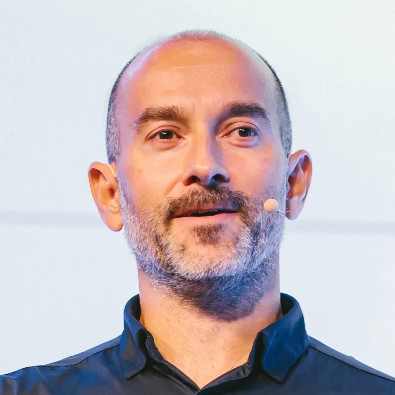 Petr Burian, portrét s mikrofonem