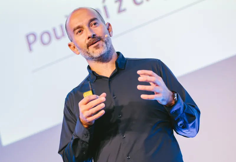Petr Burian přednáší na konferenci No BullShIT