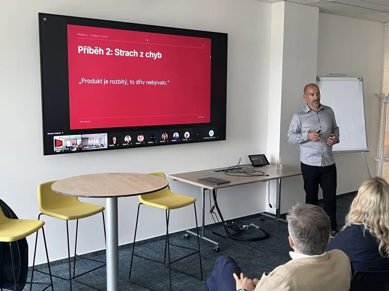 Petr Burian vede firemní workshop